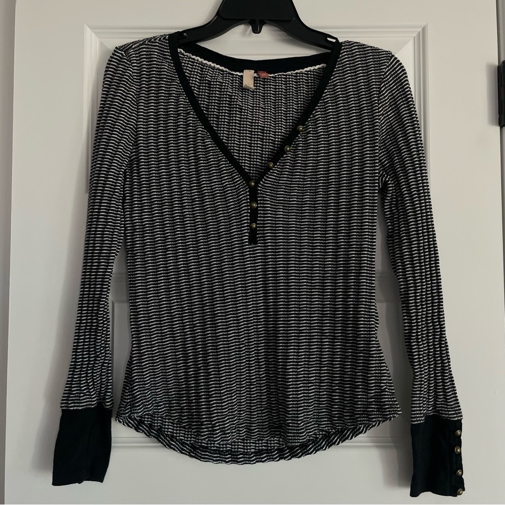 Anthropologie Pilcro Black Striped Stretch v neck henley medium
